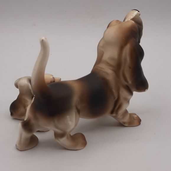 Bassett Hound Dog Mom with Two of Her Puppies on a Chain Porcelain Vintage - Picture 4 of 8